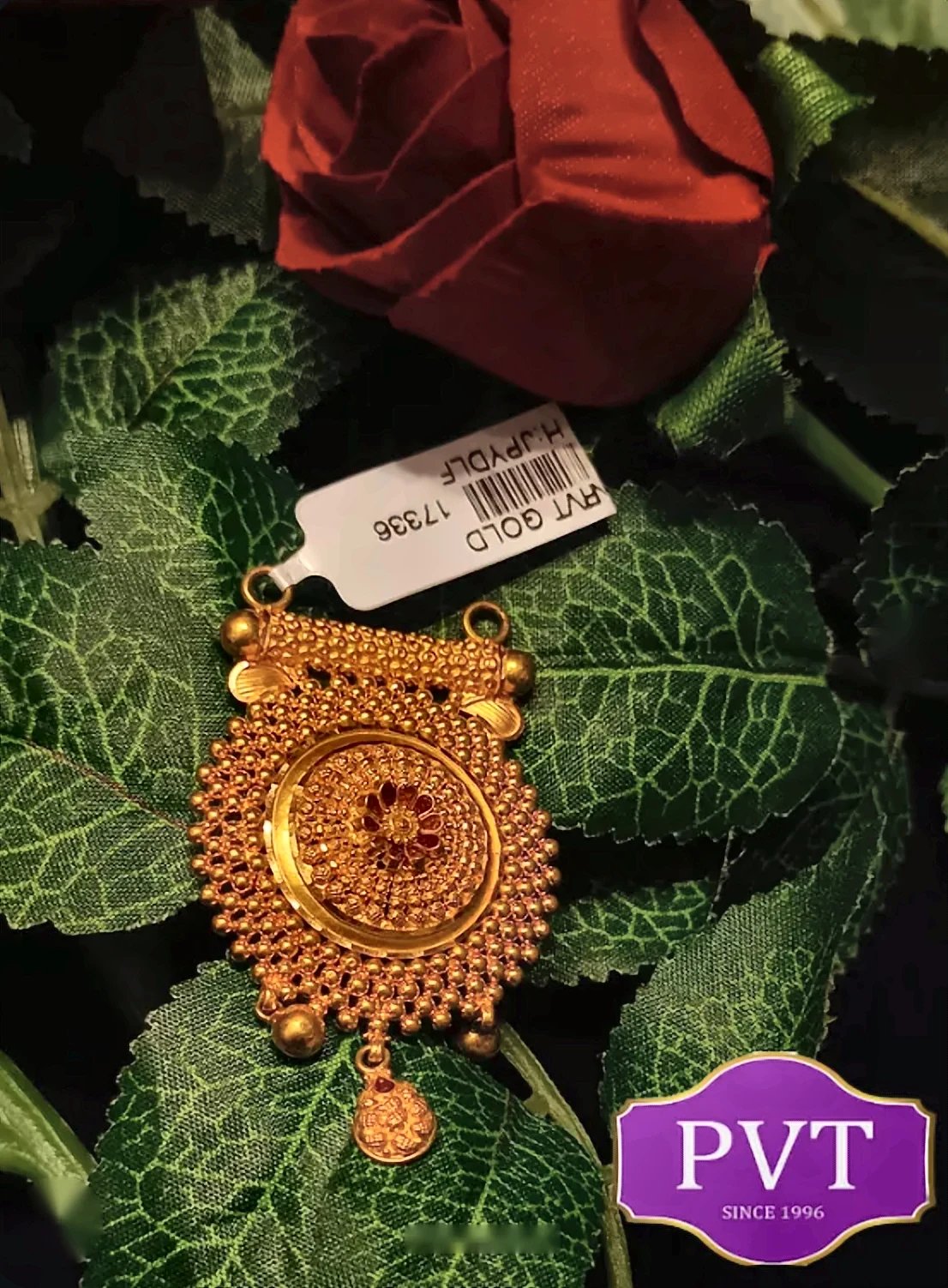 Round gold mangalsutra pendant with floral centre and hanging gold drop